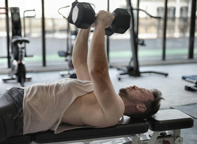 Pessoa magra treinando musculação para ganhar massa muscular e sair do biotipo ectomorfo
