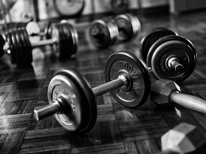 Como substituir halteres com mochila no treino em casa