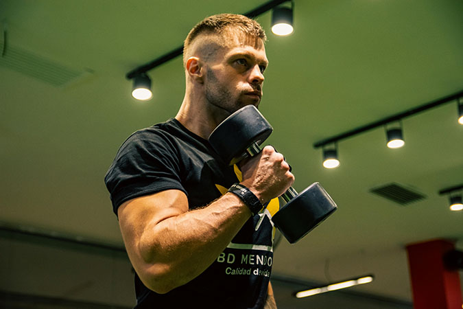 Homem treinando musculação para ganhar massa muscular rápido