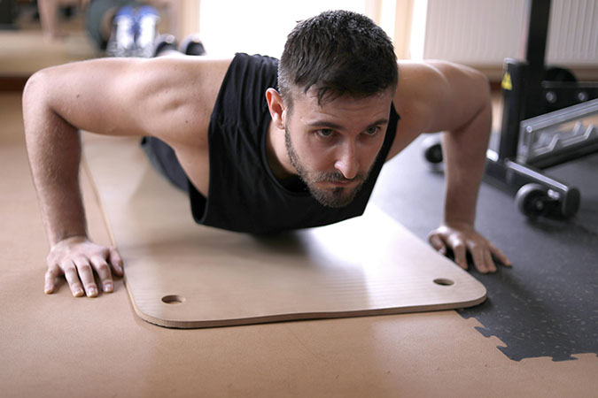 Treino de musculação em casa para iniciantes com exercícios simples