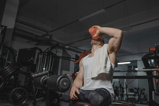 Pré-treino faz mal ou vale a pena usar antes da musculação