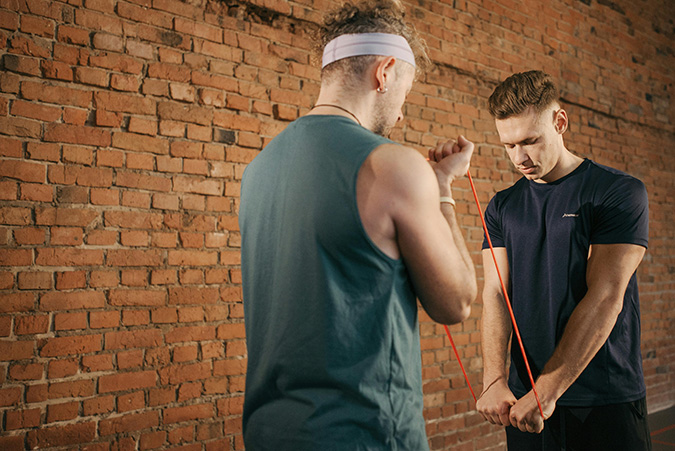 Treino com elástico para hipertrofia e ganho de massa muscular